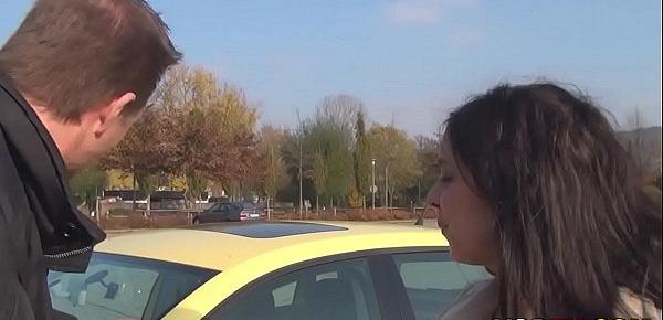  Brunette MILF hob auf dem Parkplatz